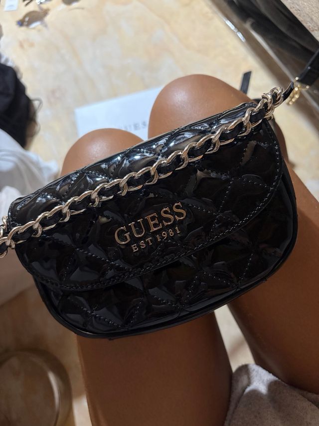 Riñonera Guess negra acolchada