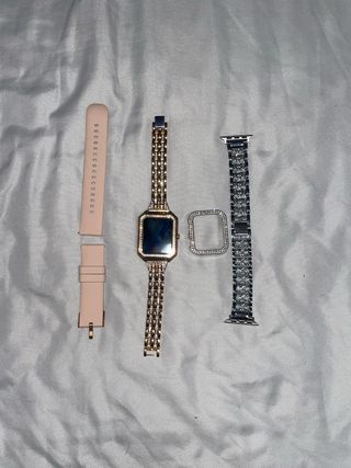 Reloj dorado y rosa con accesorios