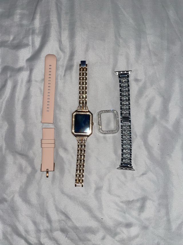 Reloj dorado y rosa con accesorios