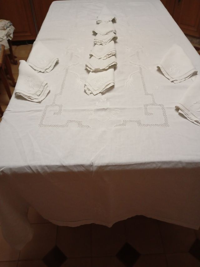 Mantelería antigua de hilo con figuras chinescas