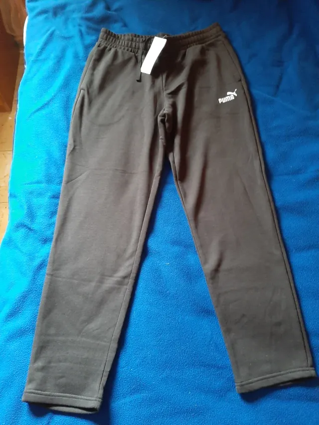 Pantalón chándal Puma negro con etiqueta