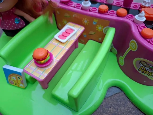 Restaurante Barriguitas con accesorios.