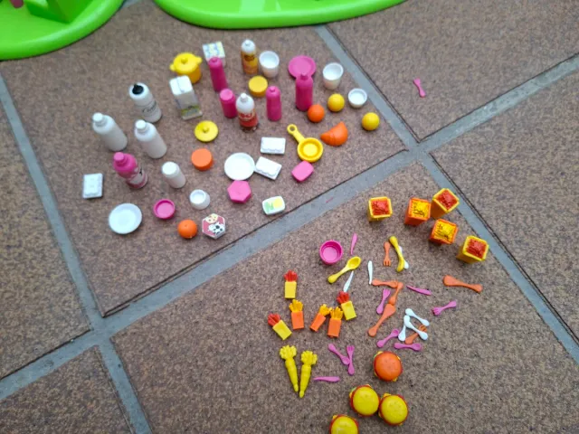 Restaurante Barriguitas con accesorios.