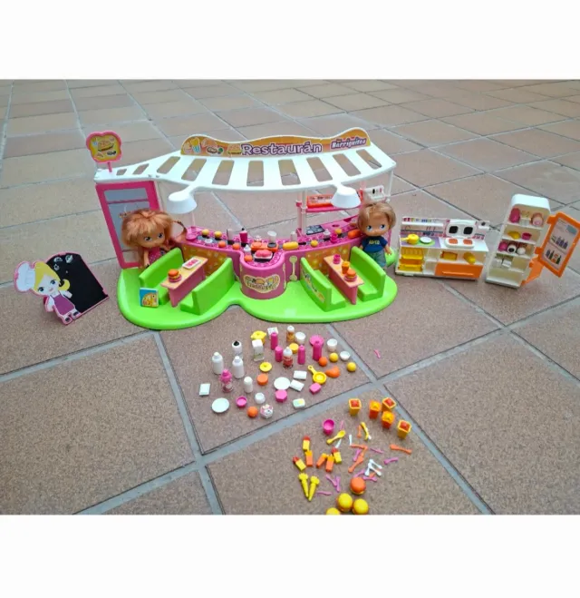 Restaurante Barriguitas con accesorios.