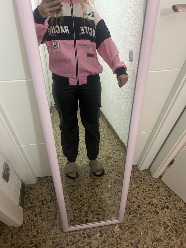 Chaqueta deportiva rosa y negra.