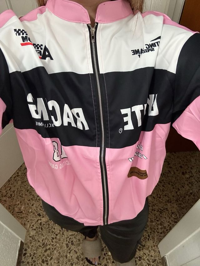 Chaqueta deportiva rosa y negra.
