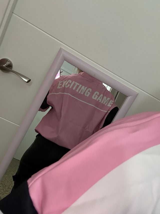 Chaqueta deportiva rosa y negra.