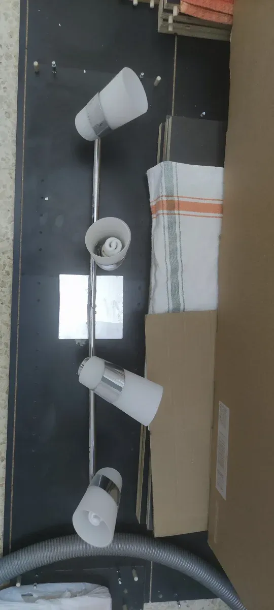 Lámpara de techo plateada y blanca