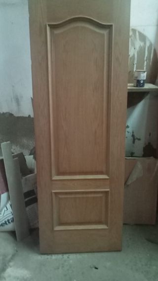 Puerta de roble nueva