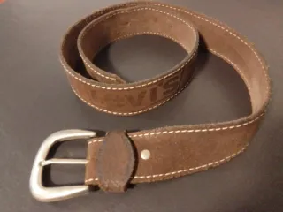 Cinturón Levi's clásico de cuero marrón