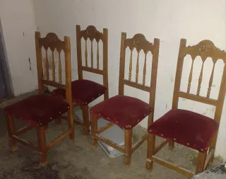 Juego de 4 sillas de madera con asiento tapizado
