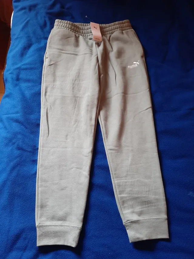 Pantalón chándal Puma verde claro con etiqueta