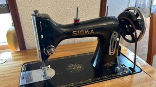 Máquina de coser Sigma antigua