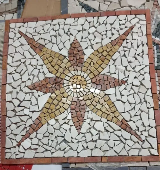 Mosaico sol oro y blanco mármol