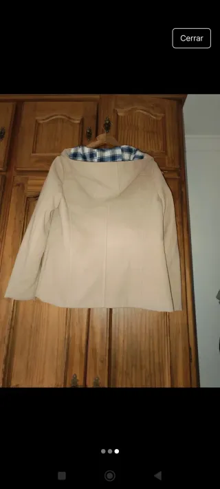 Chaquetón beige con capucha