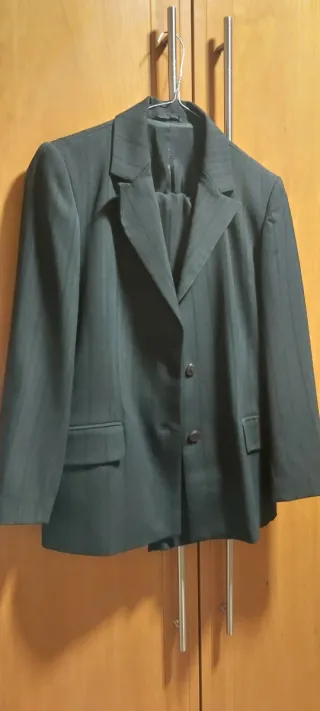 Traje de chaqueta y pantalón negro