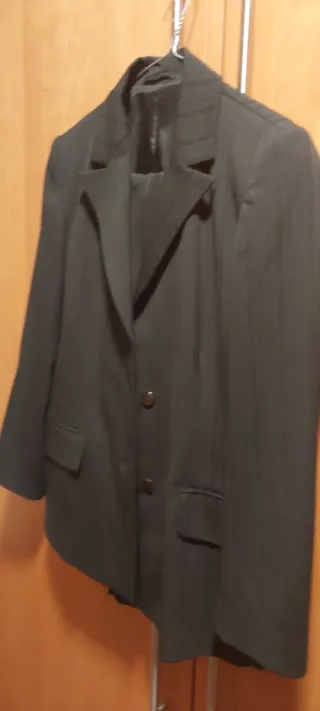 Traje de chaqueta y pantalón negro