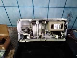 Máquina de coser Alfa blanca