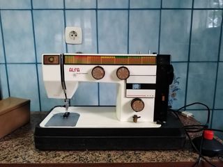 Máquina de coser Alfa blanca