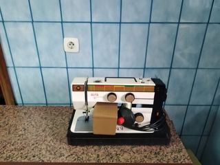 Máquina de coser Alfa blanca