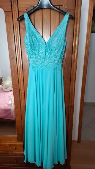 Vestido de festa azul turquesa com detalhe bordado