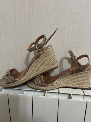 Sandalias cuña beige y doradas