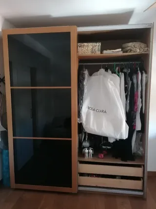 Armario puertas correderas madera y cristal