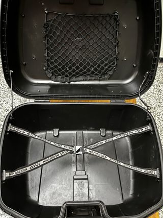 Baúl GIVI TREKKER 52L Aluminio Negro + PARRILLA