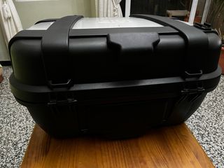 Baúl GIVI TREKKER 52L Aluminio Negro + PARRILLA