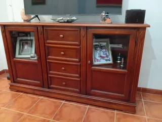 Mueble de salón de madera y cristal