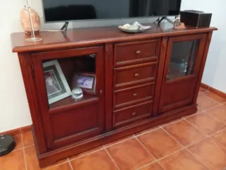 Mueble de salón de madera y cristal