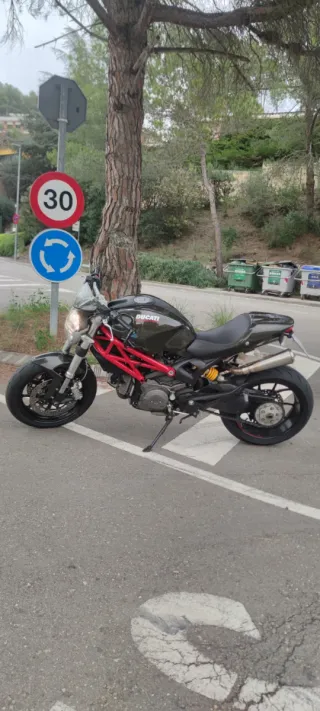 Ducati Monster 796 carbono