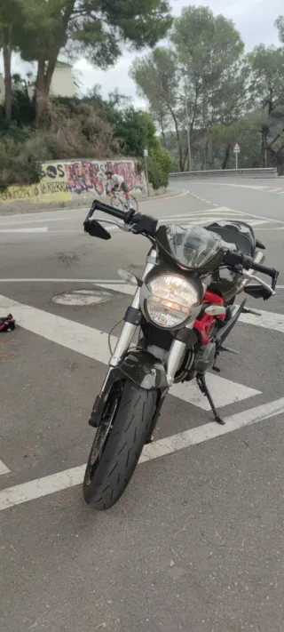 Ducati Monster 796 carbono