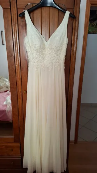 Vestido de festa bege e branco com detalhe bordado