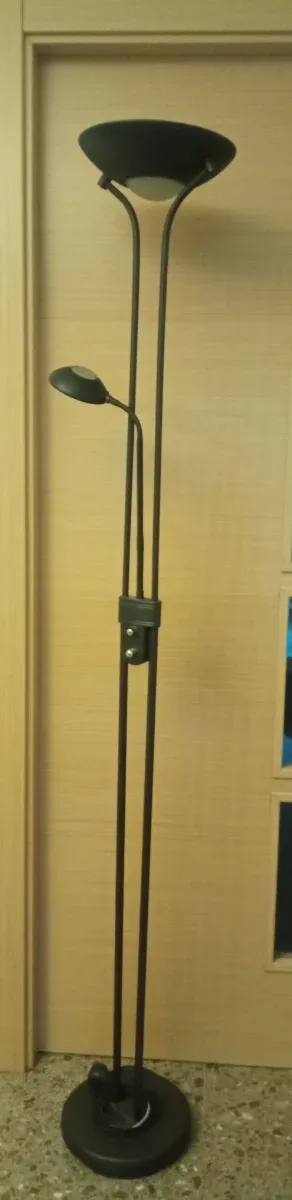 Lámpara de pie moderna negra