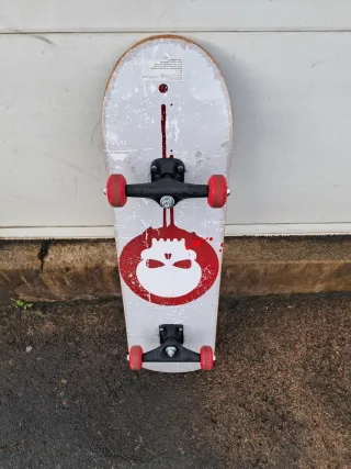 Monopatín infantil con diseño de calavera