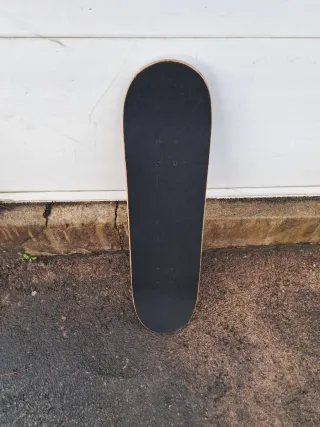 Monopatín infantil con diseño de calavera