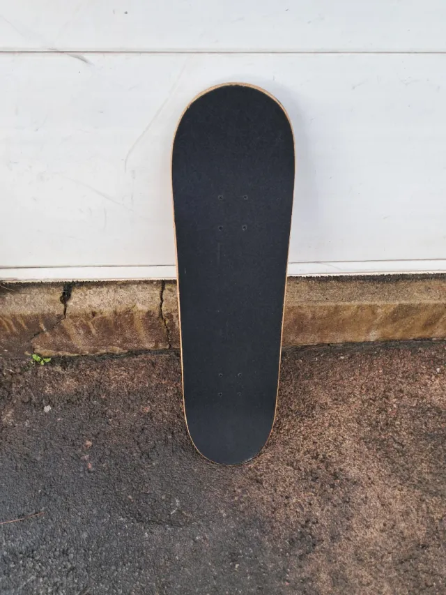 Monopatín infantil con diseño de calavera