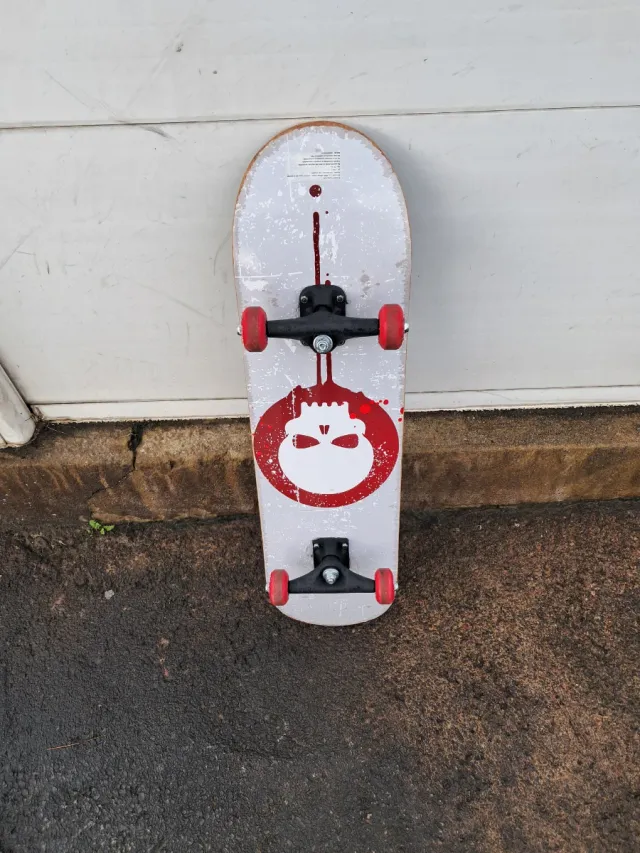 Monopatín infantil con diseño de calavera