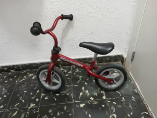 Bicicleta de equilibrio roja