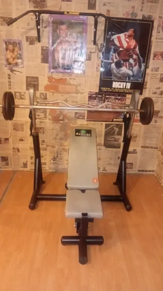 Banco de pesas con barra y discos