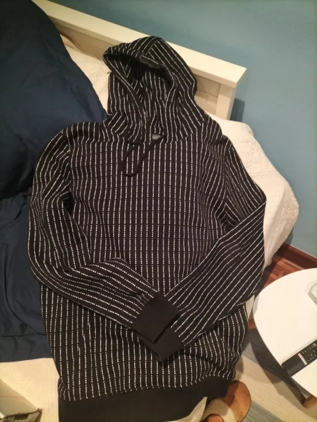 Sudadera de chico negra con letras blancas