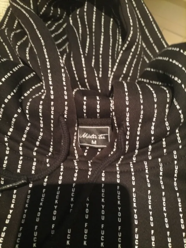 Sudadera de chico negra con letras blancas