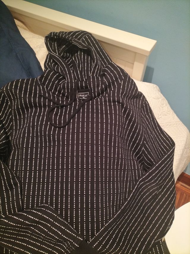 Sudadera de chico negra con letras blancas