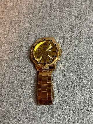 Reloj Dorado Elegante