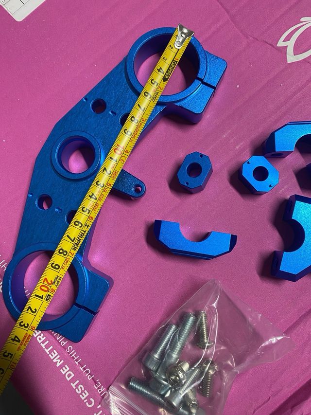 Abrazadera superior manillar moto azul