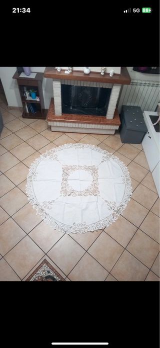 Tovaglia rotonda bianca ricamata