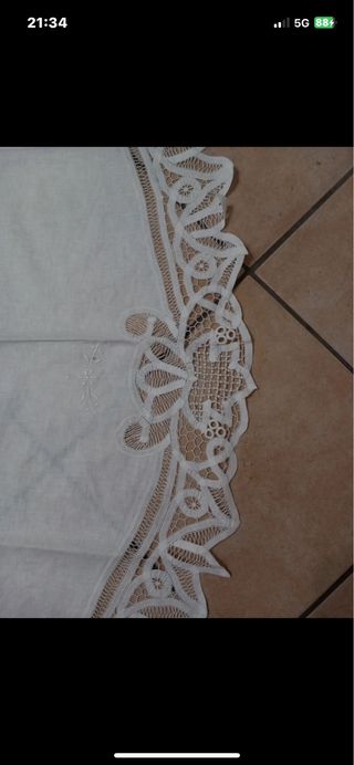 Tovaglia rotonda bianca ricamata