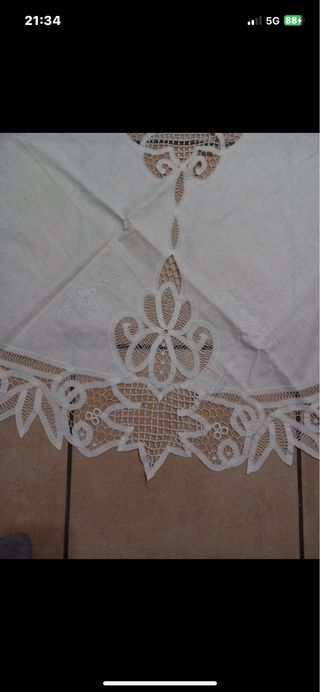 Tovaglia rotonda bianca ricamata