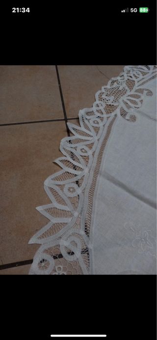 Tovaglia rotonda bianca ricamata